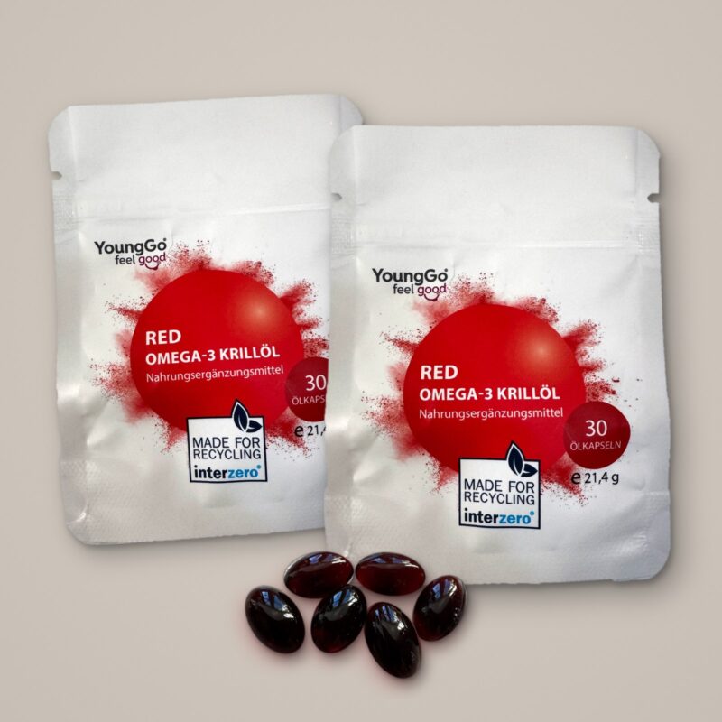 Zwei Beutel YoungGo® RED Omega-3 Krillöl mit Kapseln davor